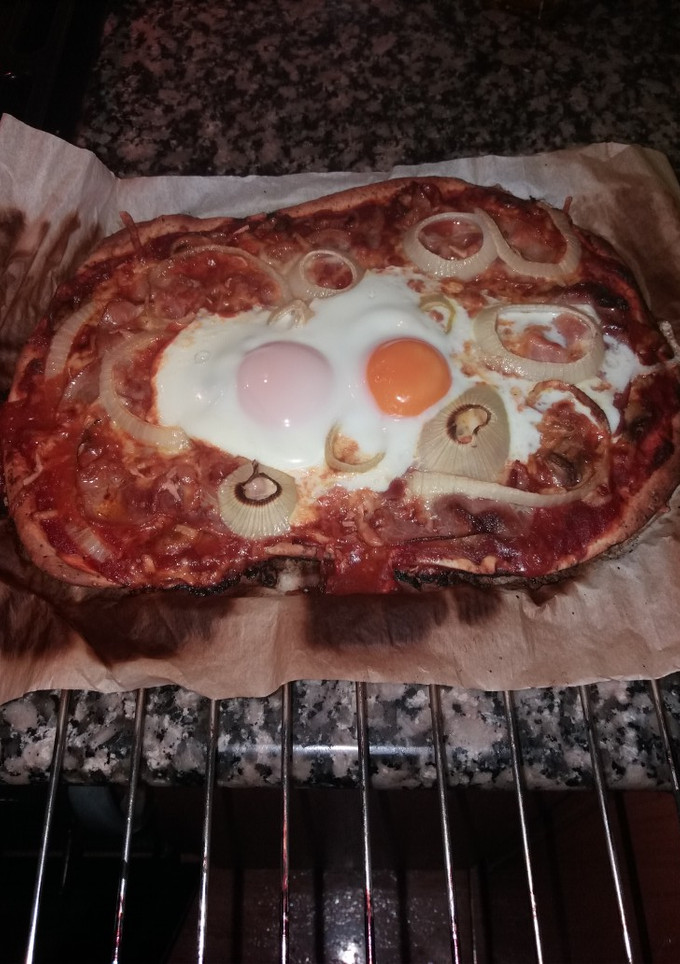 Una foto de Pizza casera con huevos