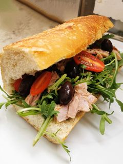 Una foto de Sándwich de arúgula y atún
