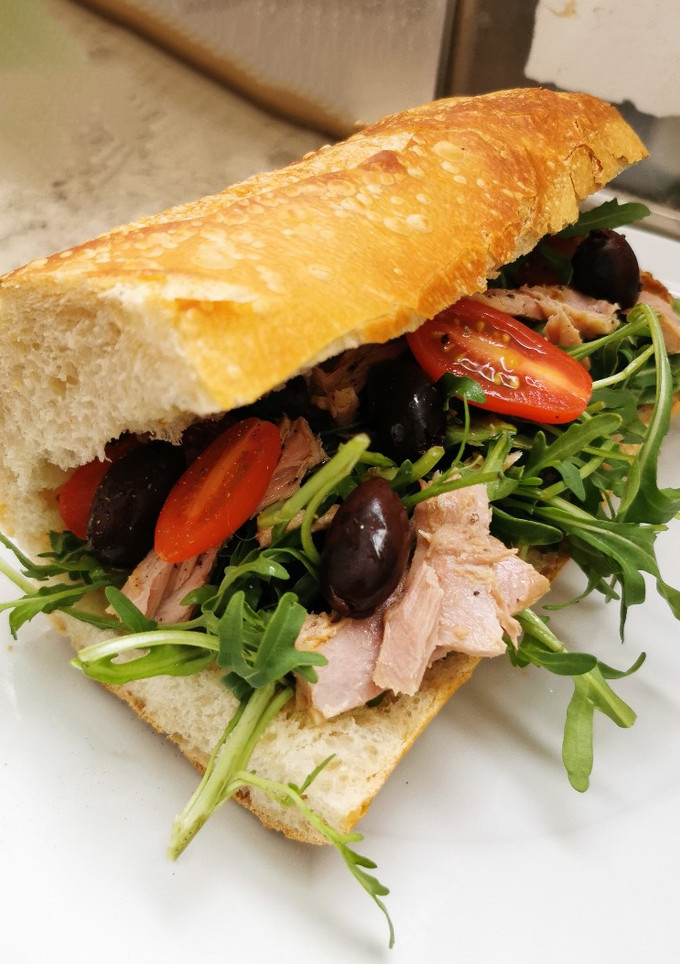 Una foto de Sándwich de arúgula y atún