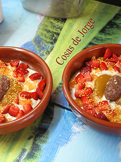 Una foto de Fresas con yogurt y oro