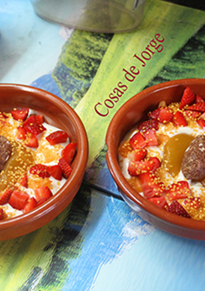 Una foto de Fresas con yogurt y oro
