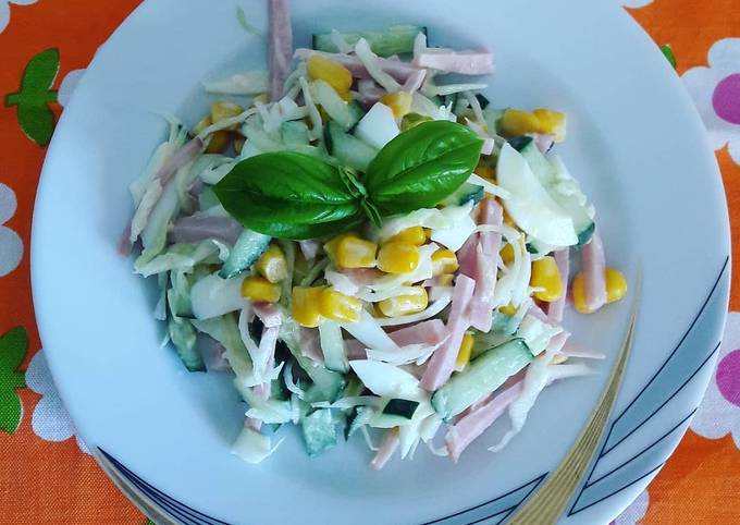 Салат с ветчиной, кукурузой и капустой