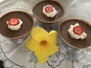 Una foto de vasitos de panna cotta