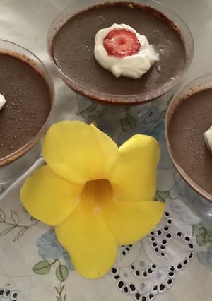 Una foto de Panna cotta de café y chocolate