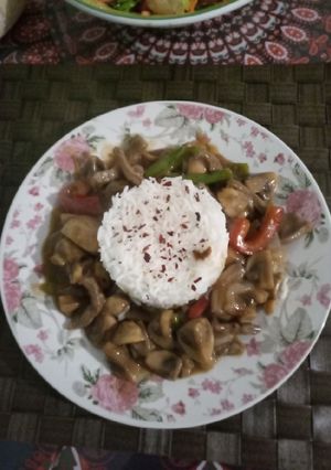 Una foto de Chop suey de ternera y champiñones
