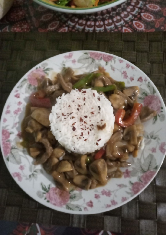 Una foto de Chop suey de ternera y champiñones