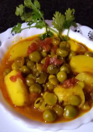 A picture of Potatoes with peas.