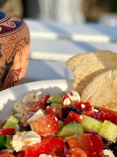 Una foto de 🇬🇷 Ensalada HORIATIKI o griega (χωριάτικη σαλάτα, Grecia)