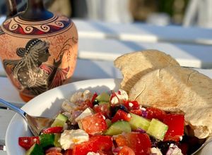 Una foto de 🇬🇷 Ensalada HORIATIKI o griega (χωριάτικη σαλάτα, Grecia)