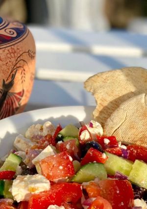 Una foto de 🇬🇷 Ensalada HORIATIKI o griega (χωριάτικη σαλάτα, Grecia)