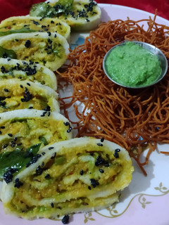 ફરાળી આલું રોલ વિથ ફરાળી ચટપટી આલું સેવ(farali alu roll in Gujarati) રેસીપી મુખ્ય ફોટો