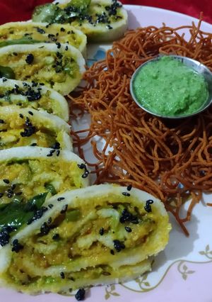 ફરાળી આલું રોલ વિથ ફરાળી ચટપટી આલું સેવ(farali alu roll in Gujarati) રેસીપી મુખ્ય ફોટો