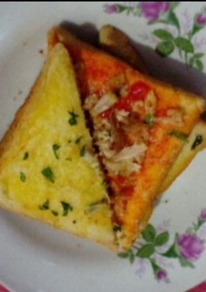 A picture of Quick Pizza n Garlic Bread Sandwich.