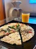 Pizzas de espinacas, tomate y mozzarella