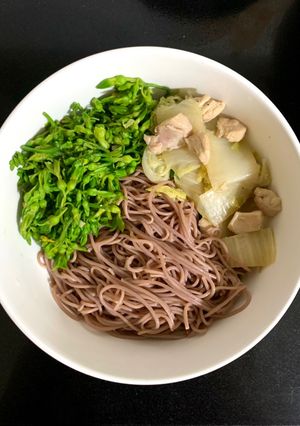 Hình của món Bún gạo lứt+hoa thiên lý cháy tỏi+cải thảo xào ức gà (eat clean, ăn kiêng).
