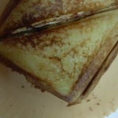 A picture of Eggs and tomato sandwiches.