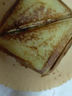 A picture of Eggs and tomato sandwiches.