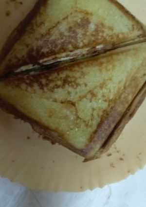 A picture of Eggs and tomato sandwiches.