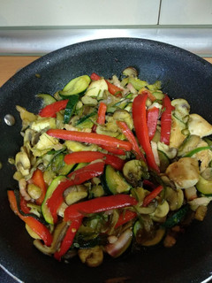 Una foto de Sartenada de verduras y pollo