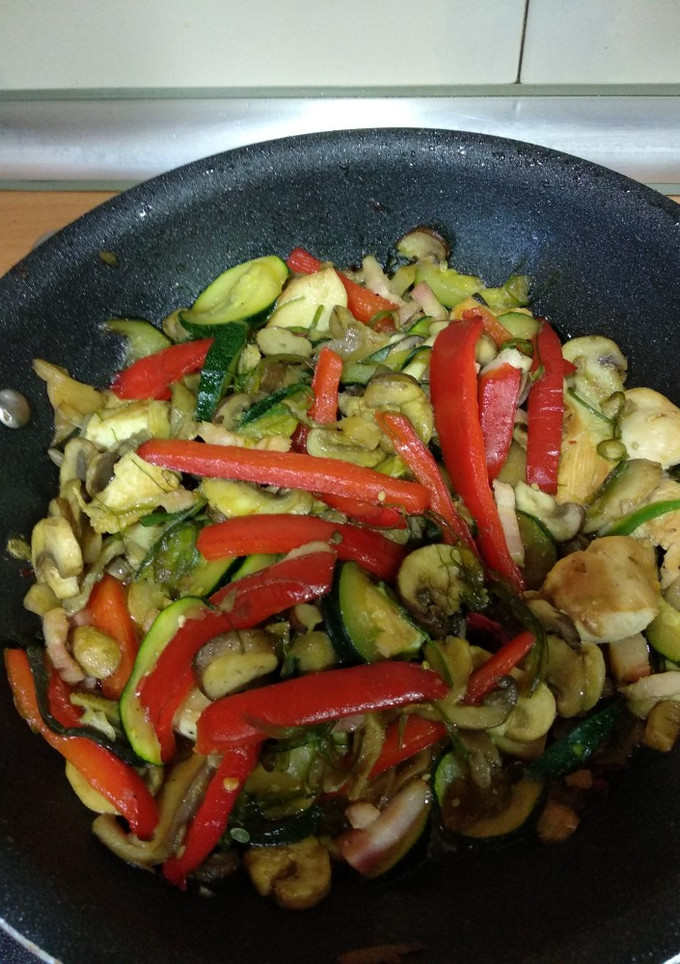 Una foto de Sartenada de verduras y pollo