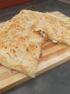 Una foto de Hojaldre Relleno de Secreto, Cebolla Caramelizada y Queso