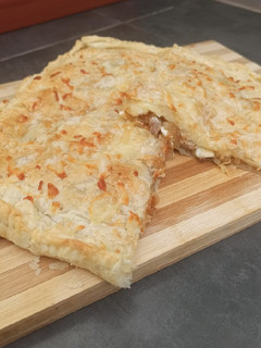 Una foto de Hojaldre Relleno de Secreto, Cebolla Caramelizada y Queso