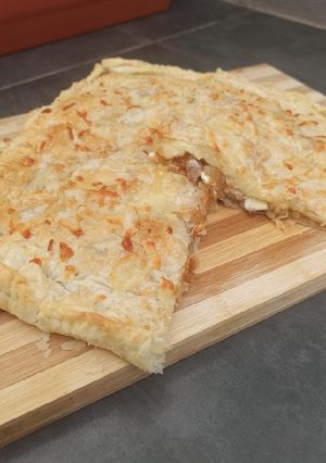 Una foto de Hojaldre Relleno de Secreto, Cebolla Caramelizada y Queso