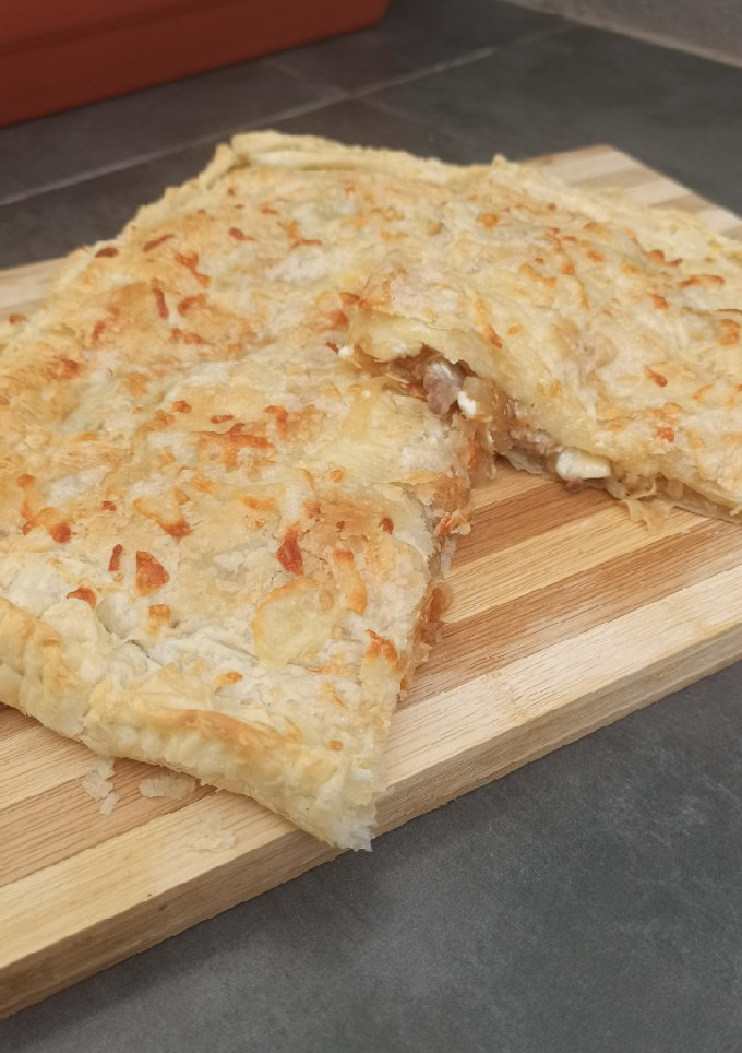Una foto de Hojaldre Relleno de Secreto, Cebolla Caramelizada y Queso