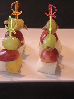 Una foto de Pinchos de huevo, uvas y anchoa