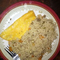 A picture of Special indomie with minced meat and fried egg.