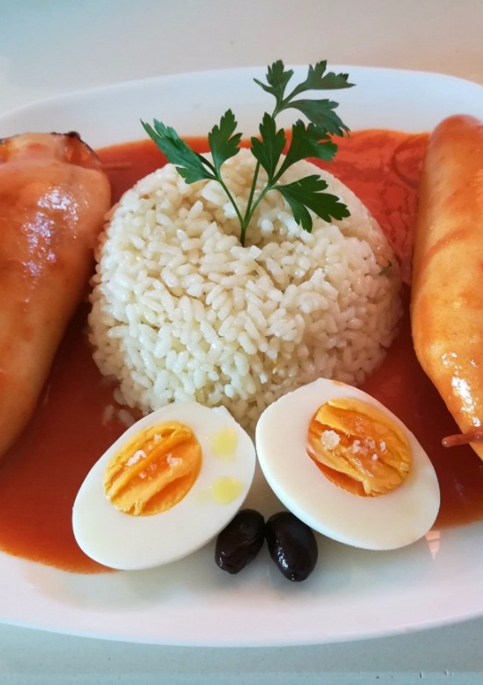 Una foto de Calamares rellenos a la marinera con guarnición