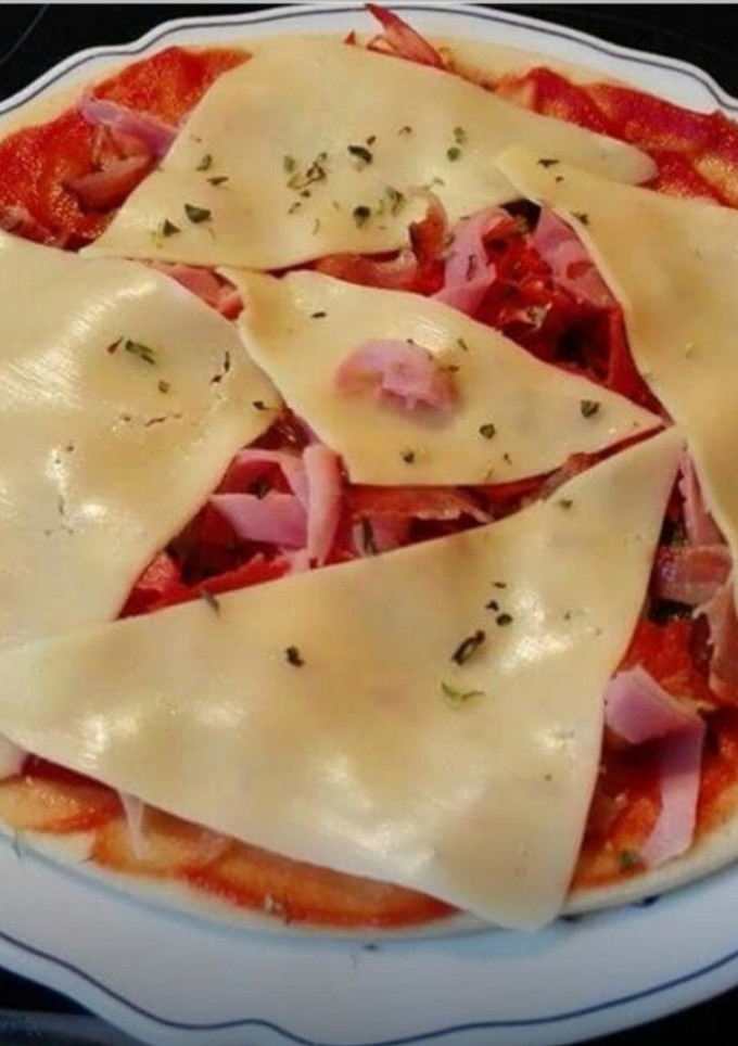 Una foto de Pizza casera de choricito y masss sorpresas!!