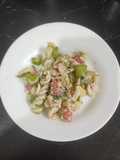 Salada de macarrão com aipo