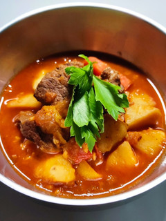 匈牙利燉牛肉 Gulyás – 篝火旁的團聚 的食譜成品照片