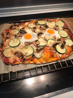 Una foto de Pizza vegetal con huevo