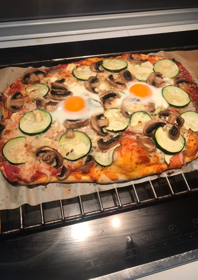 Una foto de Pizza vegetal con huevo
