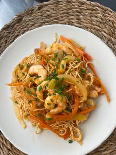 Una foto de Fideos chinos con salsa agridulce