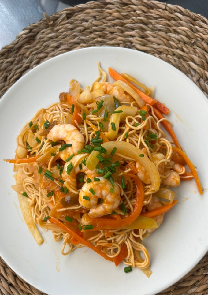 Una foto de Fideos chinos con salsa agridulce