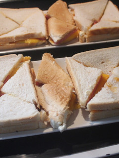 Una foto de Triángulos de pan de molde con queso