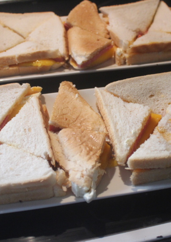 Una foto de Triángulos de pan de molde con queso