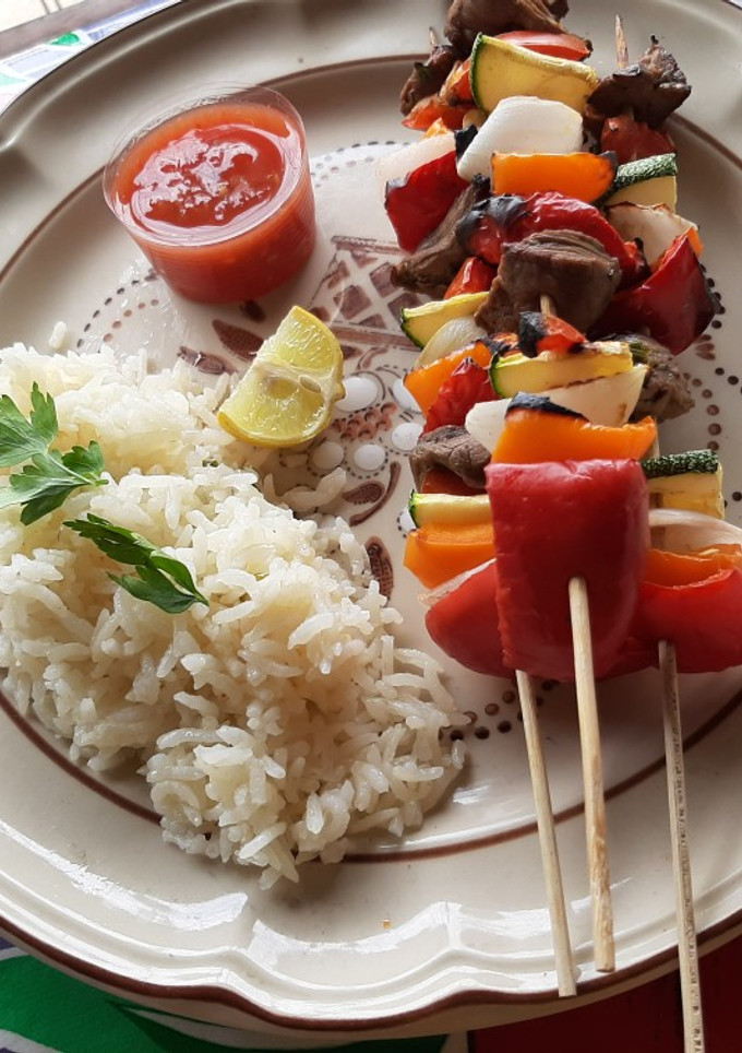 Una foto de Brochetas de res