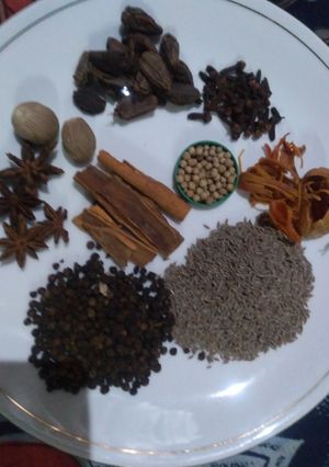 A picture of Shahi Garam Masala.