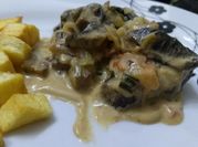 Una foto de lomo al champignon con crema