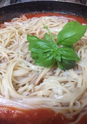 Una foto de Salsa un, dos...tres con tallarines