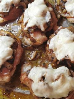Sajtos - sonkás - gombás csirkemell recept fotója