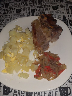 Una foto de Asado al horno con ensalada de papa y huevo