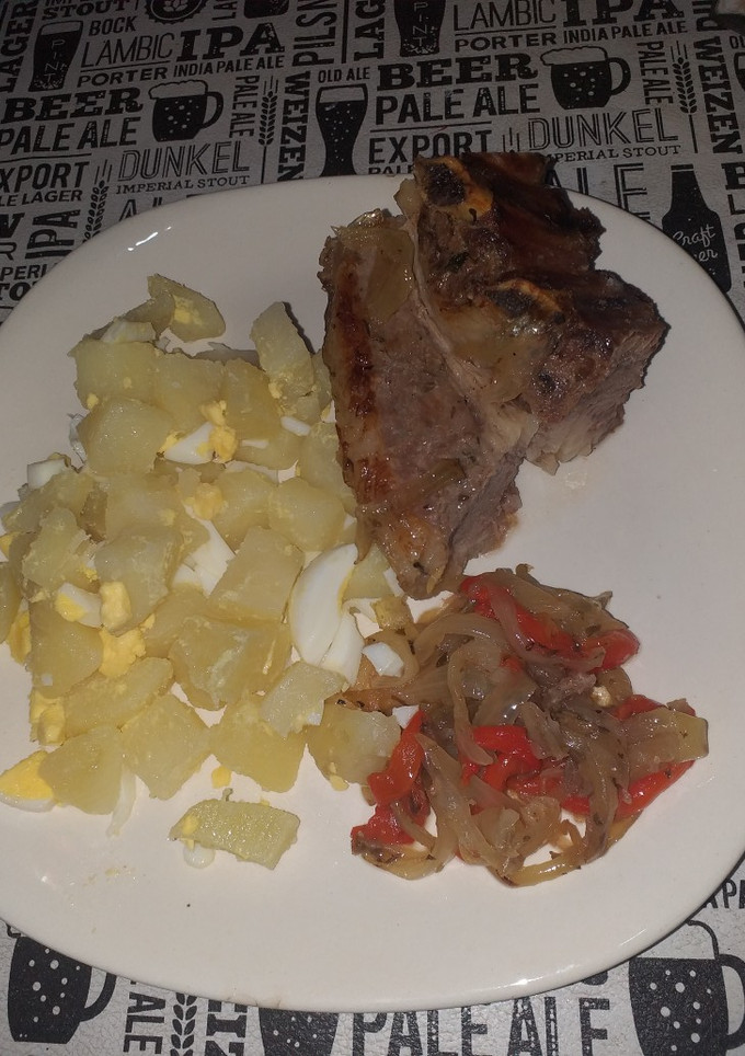 Una foto de Asado al horno con ensalada de papa y huevo