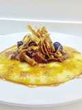 Stracotto di manzo con funghi, noci, polenta e porro fritto