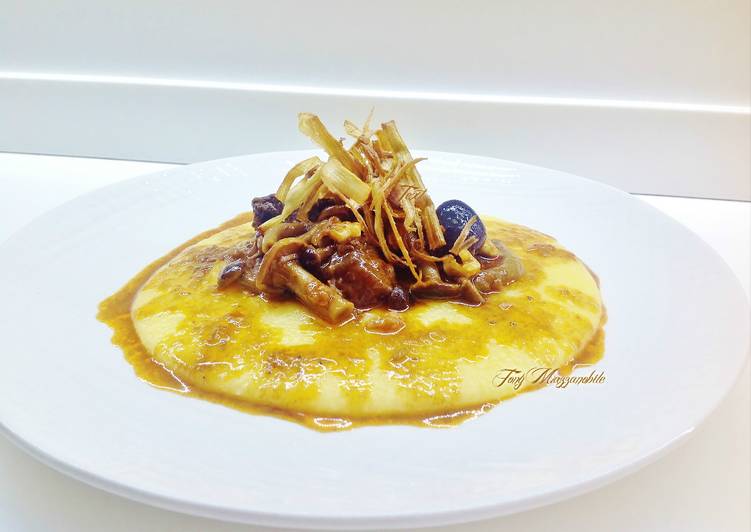 Stracotto di manzo con funghi, noci, polenta e porro fritto
