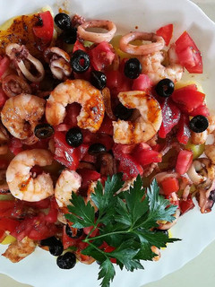 Una foto de Ensalada de calamares y langostinos